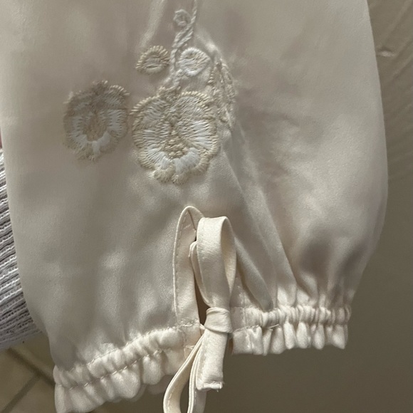 Lane Bryant Satin cream embroidered blouse in 26/28 - Picture 4 of 5